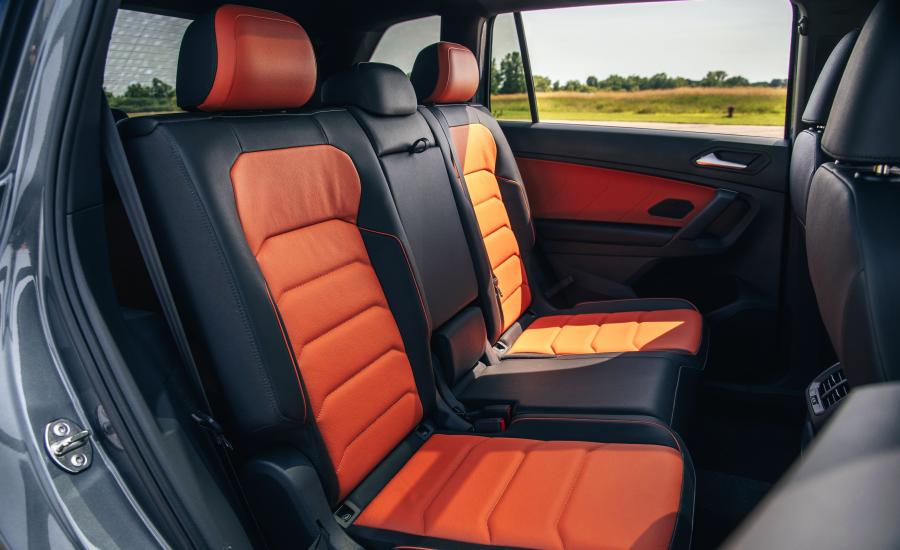 Интерьер Volkswagen Tiguan R-Line 2017 года  (NA) (фото 40 из 43)